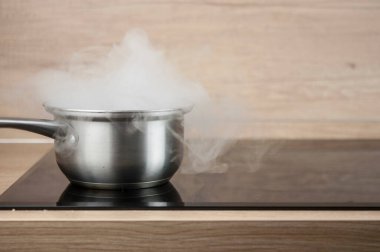 Mutfak çizimi. Fırının üzerindeki kepçe.. 