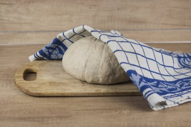 Ahşap yüzeyde çiğ hamur