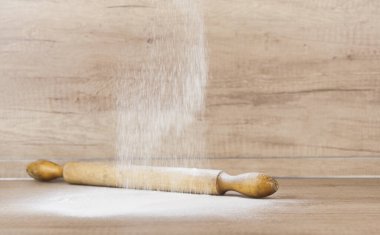 Mutfak masasına beyaz un ve tahta raptiye döküldü. Metin / başlık yapıştırılacak yer