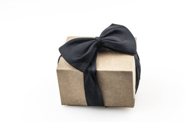 Beyaz arka planda el işi bir hediye kutusu, desenli bir yayla süslenmiş, romantik bir lüks atmosfer yaratıyor. Doğum günü hediyeleri, yıldönümü hediyeleri, kartpostallar..