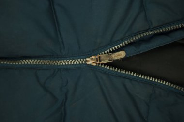 Ceketin fermuarını kilitlemenin ayrıntıları. Makro yerel odak çekimini kapat.