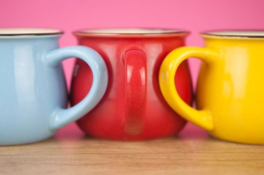  Ahşap masa arka planında üç karışık bardak.