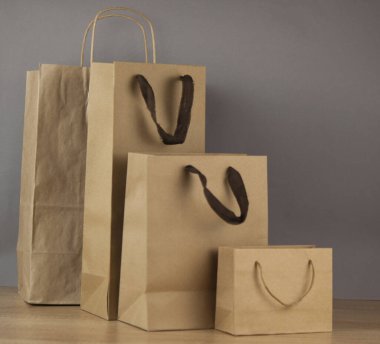 Ahşap masaya koymak için boş kahverengi kağıt torbaları ve sapları koy. 