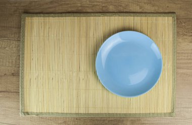 Bambu mat üzerine seramik tabak (tabak). Düz. Üst görünüm