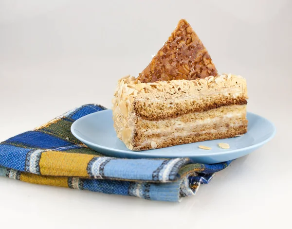 Mandelkuchen Mit Pudding Oder Sahnefüllung Auf Keramikteller Vor Weißem Hintergrund — Stockfoto