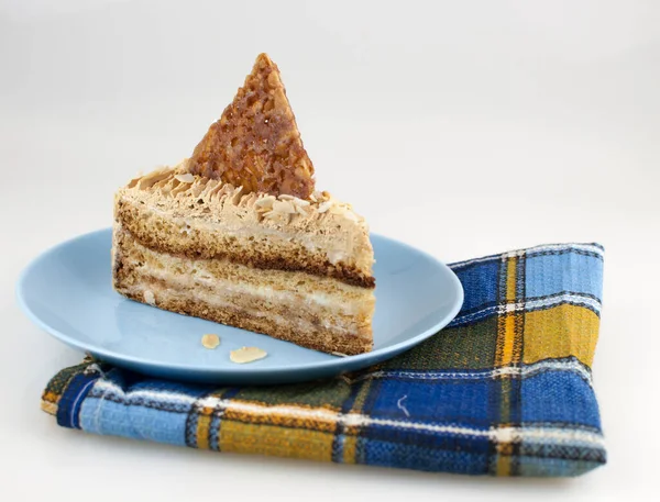 Mandelkuchen Mit Pudding Oder Sahnefüllung Auf Keramikteller Vor Weißem Hintergrund — Stockfoto