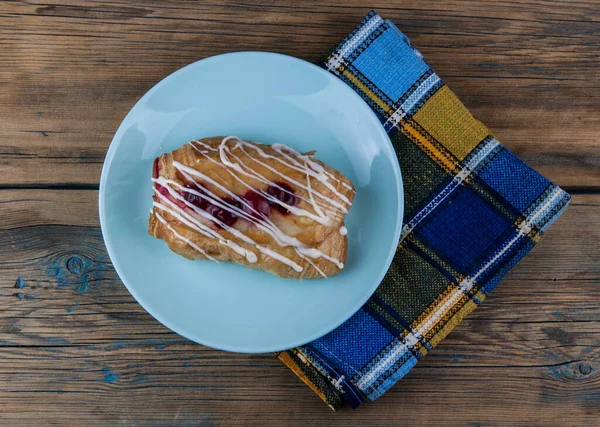 Een Tafel Van Natuurlijke Houten Planken Staat Een Keramische Plaat — Stockfoto