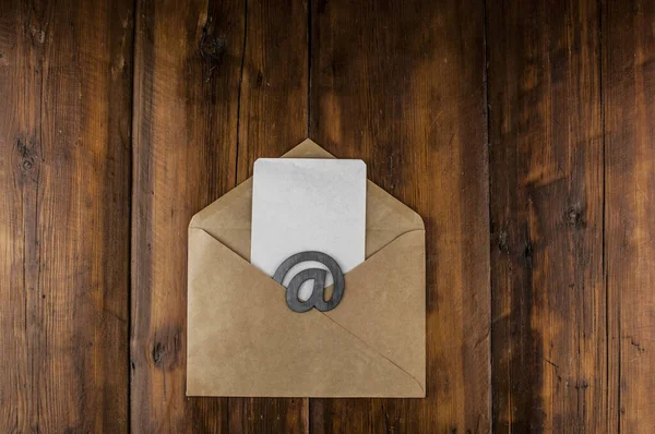 Een Mail Bord Met Wit Blanco Papier Een Ambachtelijke Envelop — Stockfoto