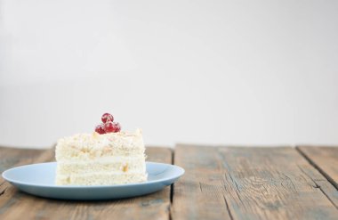 Tahta masadaki kekin lezzeti.