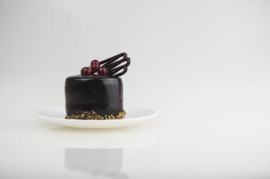 Beyaz arka planda lezzetli çikolatalı pasta.