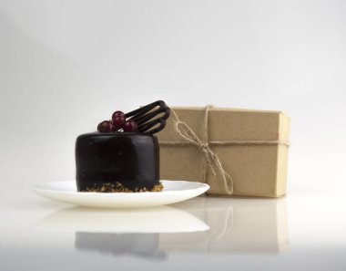 Beyaz arka planda lezzetli çikolatalı pasta.