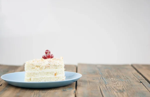 Leckeres Stück Kuchen Auf Teller Auf Holztisch — Stockfoto