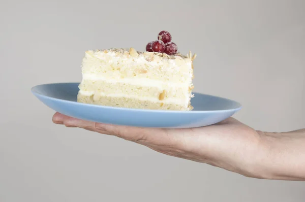 Hand Servieren Ein Stück Weiche Sahnetorte Auf Weißem Hintergrund Kopierraumkonzept — Stockfoto