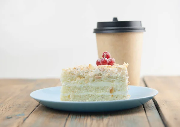 Leckeres Stück Kuchen Auf Teller Mit Kaffeetasse Auf Holztisch — Stockfoto
