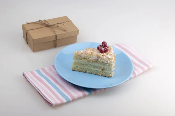 Köstliches Stück Kuchen Auf Blauem Teller Auf Weißem Hintergrund — Stockfoto