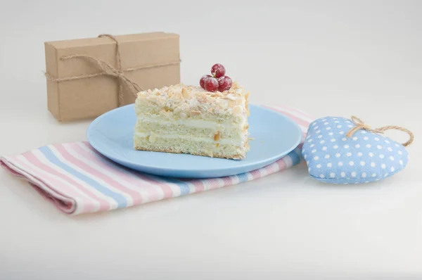 배경에 파란색 맛있는 케이크 — 스톡 사진