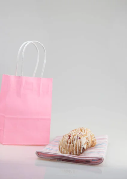 Biscotti Smaltati Shopping Bag Rosa Sfondo Bianco Concetto Spazio Copia — Foto Stock