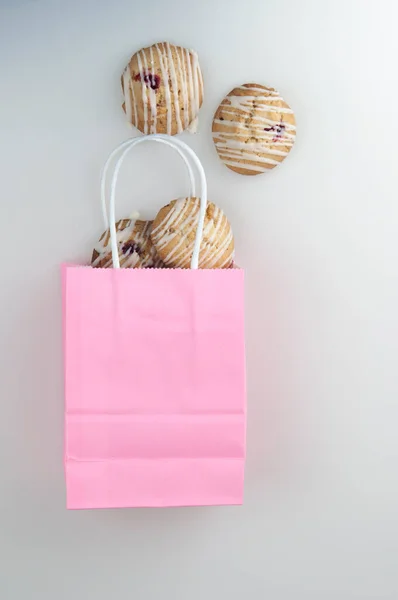 Cookies Inglasade Rosa Shoppingpåse Vit Bakgrund Begreppet Kopieringsutrymme — Stockfoto