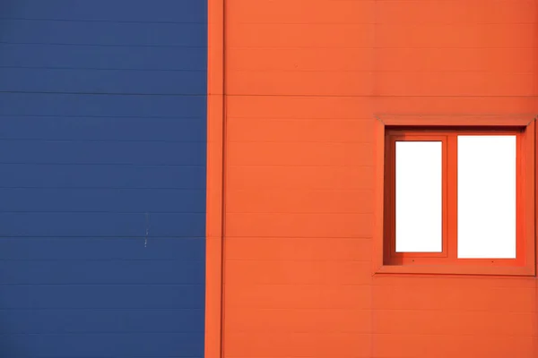 壁の色の美しい現代の窓 — ストック写真