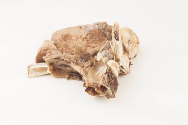 Beyaz arka planda kemikli tek parça haşlanmış biftek.