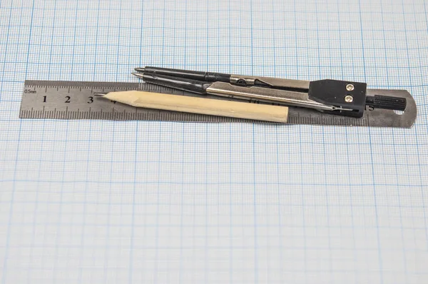 Kendi Tasarımınızı Eklemek Için Kalem Pusula Metal Cetvelli Mühendislik Grafiklerinin — Stok fotoğraf