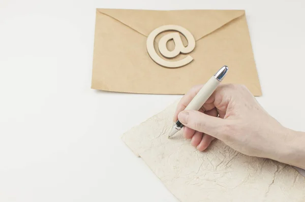Mão Mulher Com Caneta Esferográfica Escrevendo Envelope Carta Papel Vintage — Fotografia de Stock