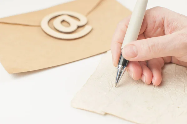 Mão Mulher Com Caneta Esferográfica Escrevendo Envelope Carta Papel Vintage — Fotografia de Stock