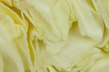 Lahana kesilmiş. Yakın plan bir kesik olduğunu gösteriyor. açıkça görünen lahana dokusu