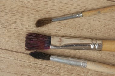 Ahşap arka planda duran boya fırçası