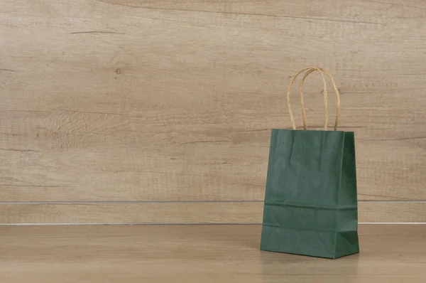 Bolso Compras Papel Verde Reciclado Artesanal Sobre Fondo Mesa Madera — Foto de Stock