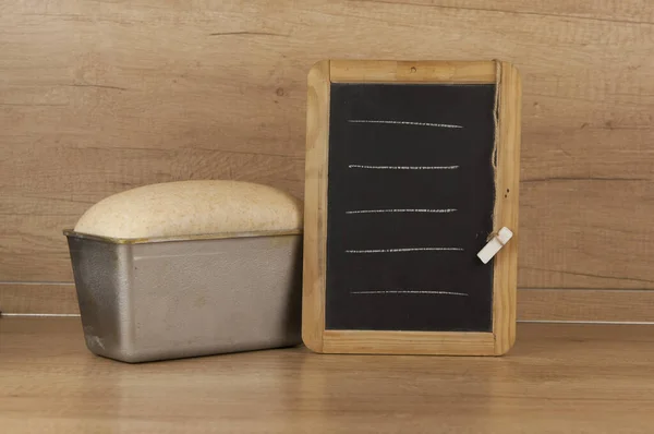 Zelfgebakken Geroosterd Volkoren Brood Metalen Vorm Voor Brood Met Schoolbord — Stockfoto