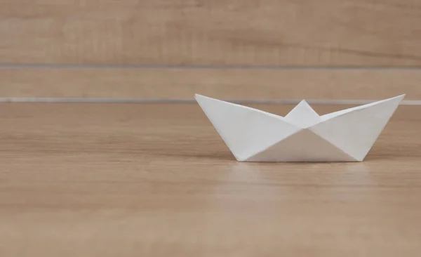 Tahta Arka Planda Origami Yelkenlisi Şletme Kavramsal — Stok fotoğraf