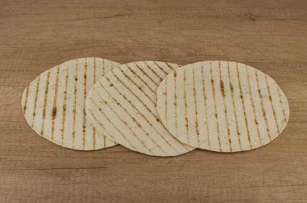 Grillade Tortillas Platta Bröd Trä Bord Bakgrund Uppfattat Utrymme Ovanifrån — Stockfoto