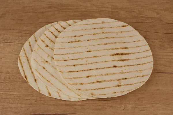 Tortillas Parrilla Panes Planos Sobre Fondo Mesa Madera Copiar Espacio —  Fotos de Stock