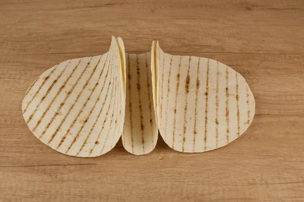Grilované Tortilly Ploché Chlebové Placky Pozadí Dřevěného Stolu Rozumím Horní — Stock fotografie