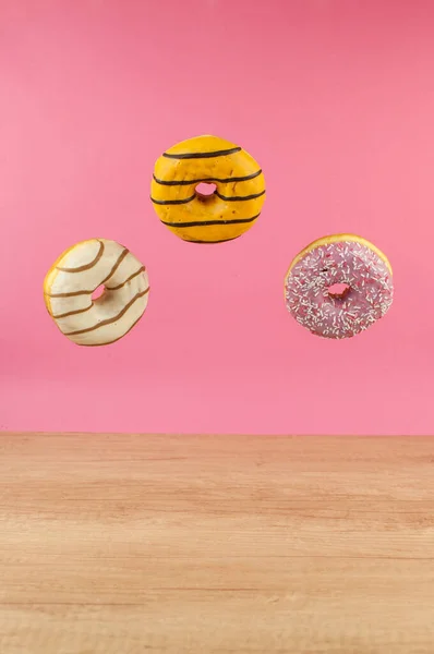 Donuts Fliegen Der Luft Auf Rosa Hintergrund Bäckerei Backkonzept Schweben — Stockfoto