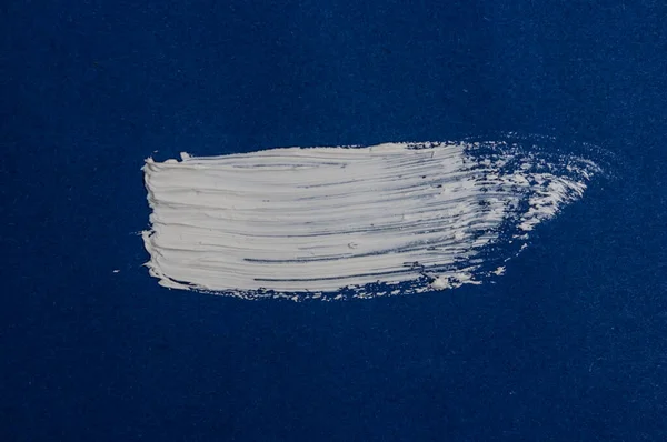 Mavi Arkaplanda Beyaz Fırça Darbelerinin Dokusu — Stok fotoğraf