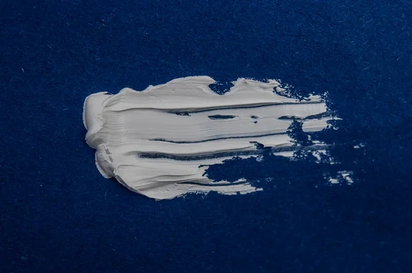 Текстура Белых Мазков Кисти Синем Фоне — стоковое фото