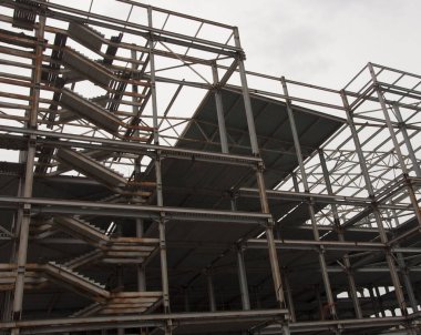 Bitmemiş beton merdivenleri olan, inşaat halindeki bir binanın alçak açılı görüntüsü 
