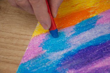 El ele tutuşan yağlı boya sanat eseri seçen kadın. Kağıt üzerine çizim için metin için fotokopi alanı olan..