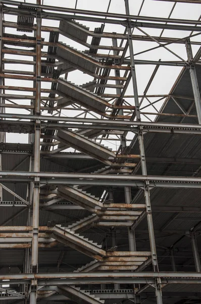 Χαμηλή Γωνιακή Άποψη Κτιρίου Υπό Κατασκευή Ημιτελείς Σκάλες Από Σκυρόδεμα — Φωτογραφία Αρχείου