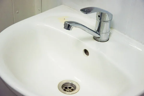 Großaufnahme Alter Rostiger Schmutziger Weißer Keramikwaschbecken Waschbecken Hellen Badezimmer Hausarbeit — Stockfoto
