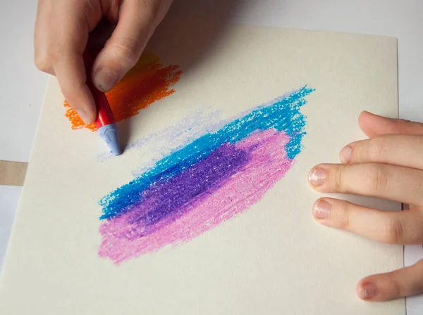 Mão Criança Segurando Óleo Pastel Arte Escolher Para Desenho Arte — Fotografia de Stock