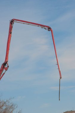 Boş ok inşaat vinci mavi gökyüzü arka planında, inşaat