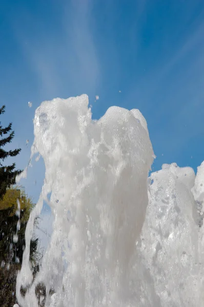 Una Corriente Sin Forma Espuma Con Muchas Burbujas Salpicaduras Disparando — Foto de Stock