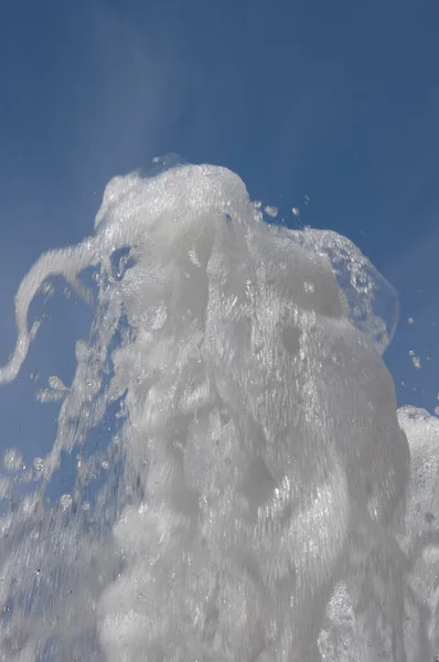 Una Corriente Sin Forma Espuma Con Muchas Burbujas Salpicaduras Disparando — Foto de Stock