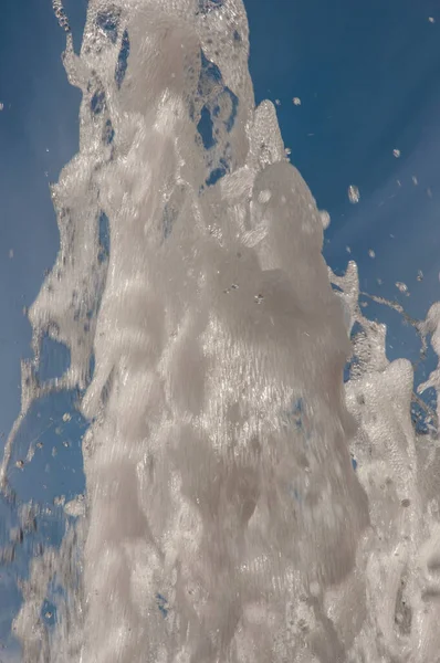 Безформний Потік Піни Безліччю Бульбашок Бризок Стріляють Блакитному Небу Хмарами — стокове фото