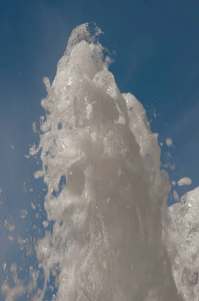 Shapeless Stream Foam Many Bubbles Splashes Shooting Blue Sky Clouds — Stock Photo, Image