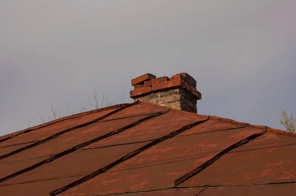 Techo Una Antigua Casa Madera Con Una Chimenea Ladrillo Rojo — Foto de Stock