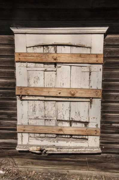 Bunt Bemalte Und Verwitterte Alte Holzfensterläden Verlassener Hütten Mit Eisenstange — Stockfoto
